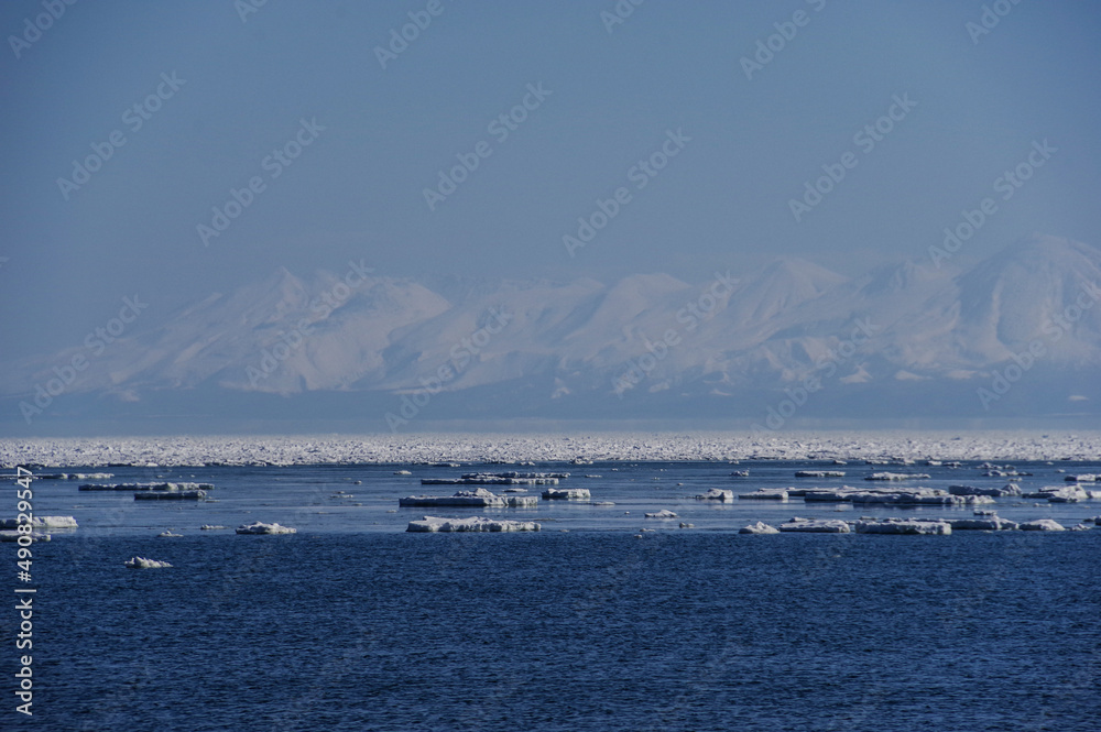 海岸から見る流氷が浮かぶオホーツク海と知床連峰