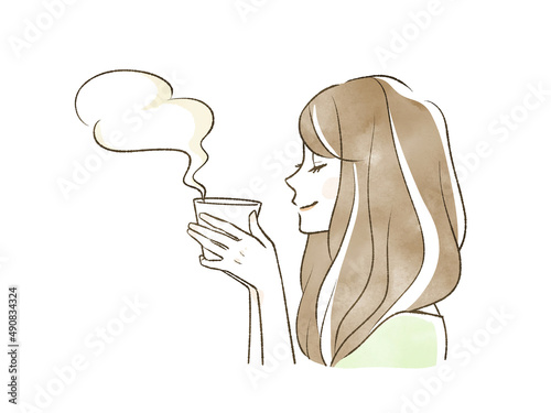 ホットドリンクと笑顔の女性