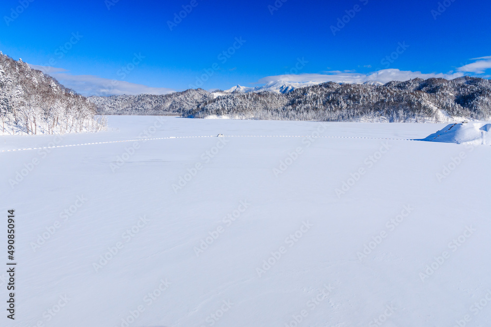 北海道夕張市、全面結氷したシューパロ湖【1月】