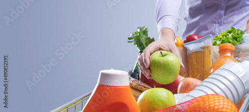 Fotografía Woman doing grocery shopping at the hypermarket