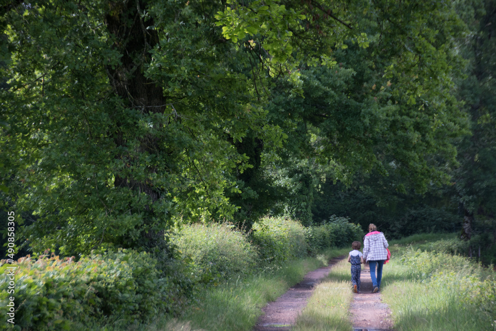 maman et sa fille se promenant sur un chemin à la campagne ภาพถ่ายสต็อก