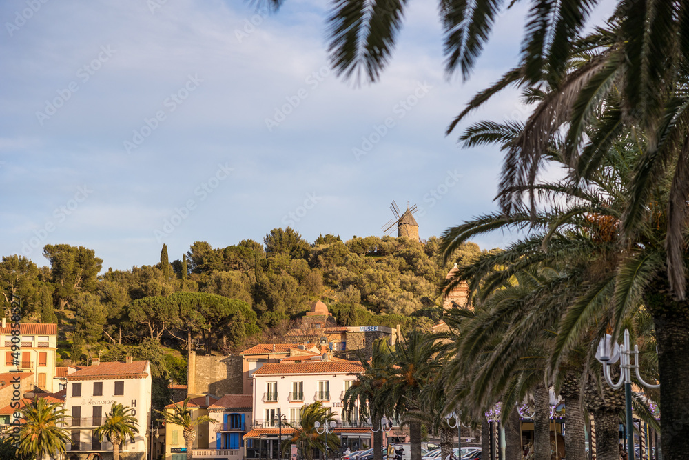 Fototapeta premium Vue sur le Moulin de la Cortina depuis les rues de Collioure au coucher du soleil (Occitanie, France)