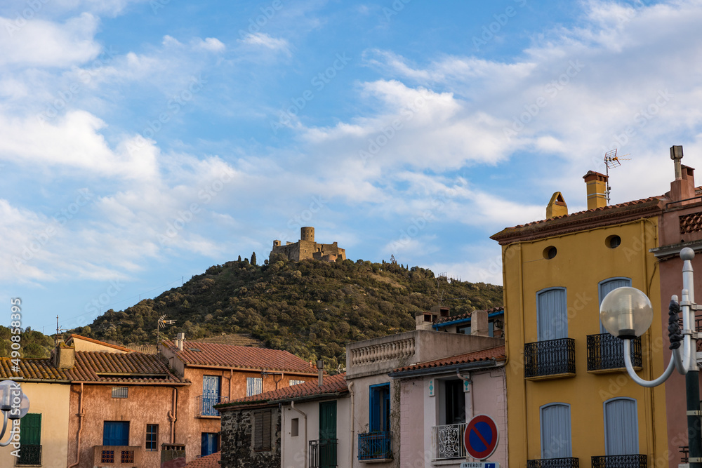Vue sur le Fort Saint-Elme depuis les rues de Collioure au coucher du soleil (Occitanie, France)