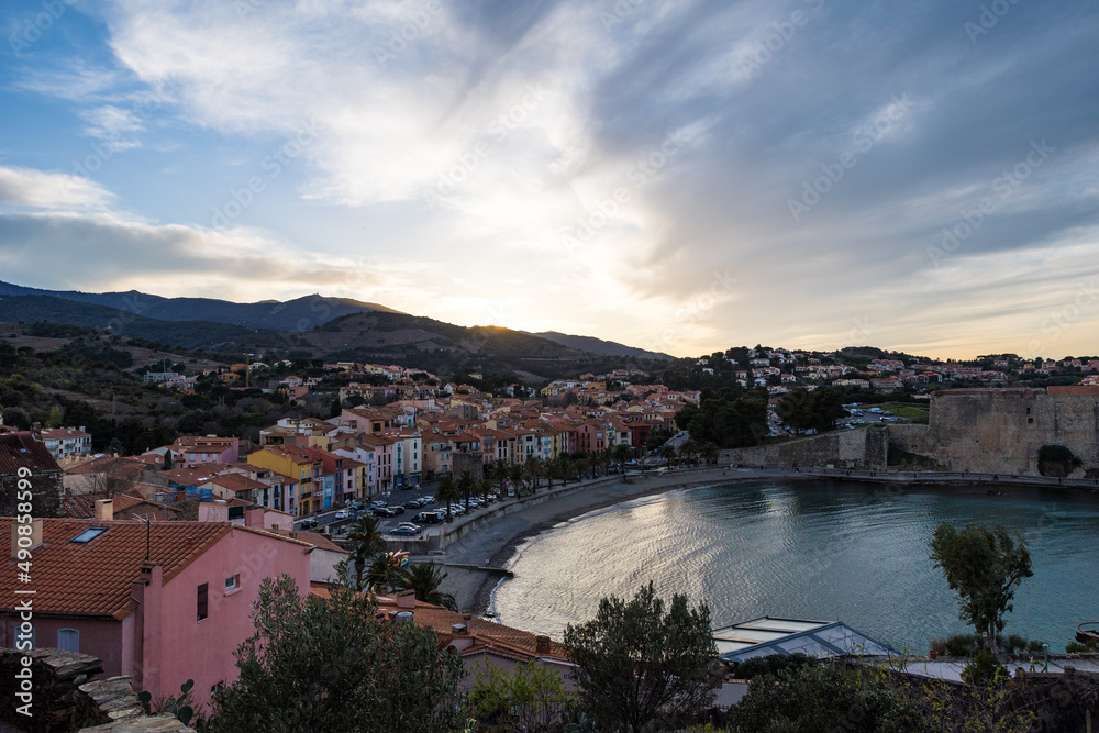Vue au coucher du soleil de la Plage du Port d’Avall à Collioure depuis La Glorieta (Occitanie, France)
