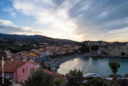 Vue au coucher du soleil de la Plage du Port d’Avall à Collioure depuis La Glorieta (Occitanie, France)
