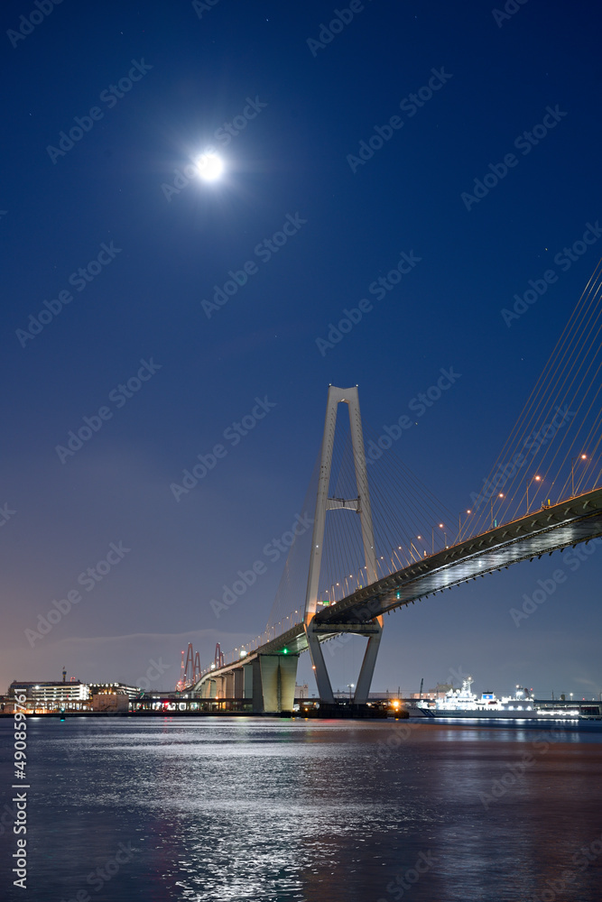名港中央大橋と満月