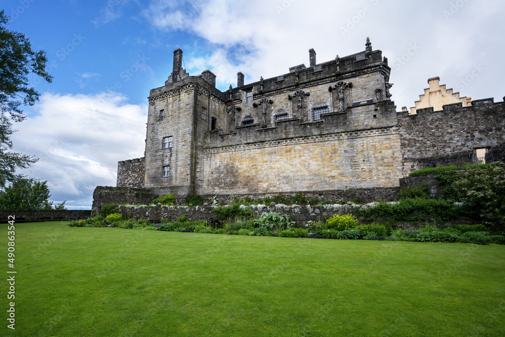 Stirling Castle is one of the largest and most important fortification castles in Stirling , Scotland