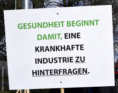 Schild auf einer Corona-Demo: "Gesundheit beginnt damit, eine krankhafte Industrie zu hinterfragen."