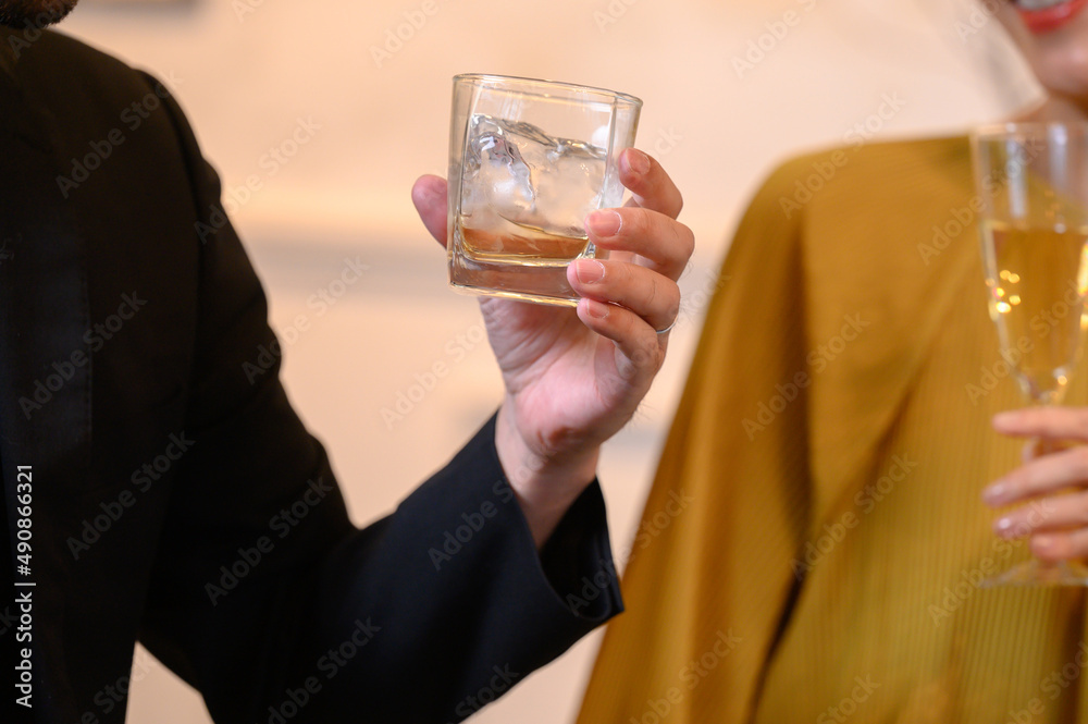 パーティーで乾杯する男女のイメージ パーティーで乾杯する男女のイメージ
