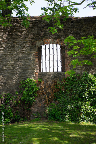 Wallpaper Mural Vergittertes Fenster in einer Stadtmauer Torontodigital.ca