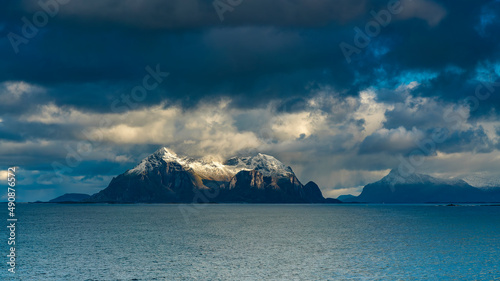 Die Küste zwischen Ørnes und Bodø, Norwegen mit Inseln vor einem Sturm. Gewitterwolken über frisch verschneiten Bergen und Inseln. Kreuzfahrt mit dem Postschiff