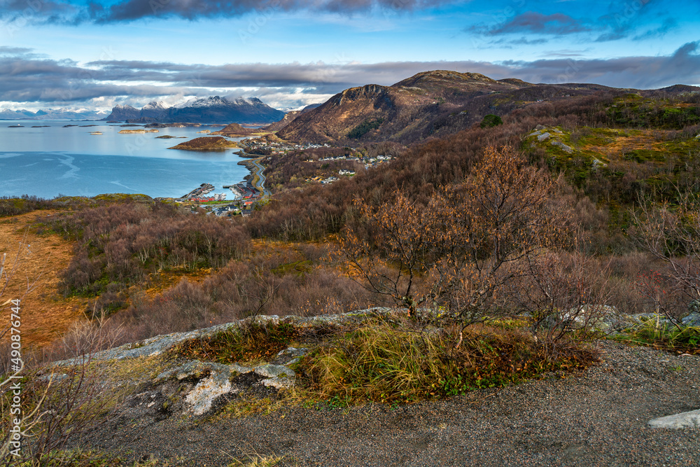 tolle Aussicht vom Rønvikfjellet aus gesehen über  das Dorf Løpsmarka, in der Nähe von Bodø, Norwegen. schöner bunter Herbsttag an der Küste mit vielen Inseln und dem ersten Schnee in den Bergen.
