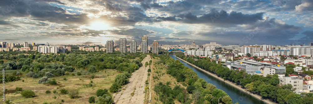 Obraz na płótnie Diambovita River in Bucharest Ciy center Capital of Romania seen from above w salonie