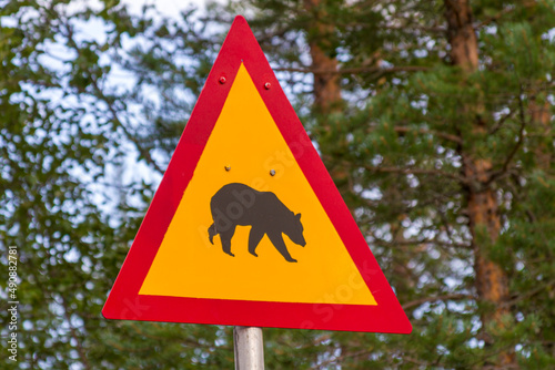 Achtung: Gefahr einer Wildtierbegegnung mit Bären
