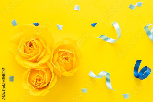 父の日　お祝い　黄色　花　バラ　背景