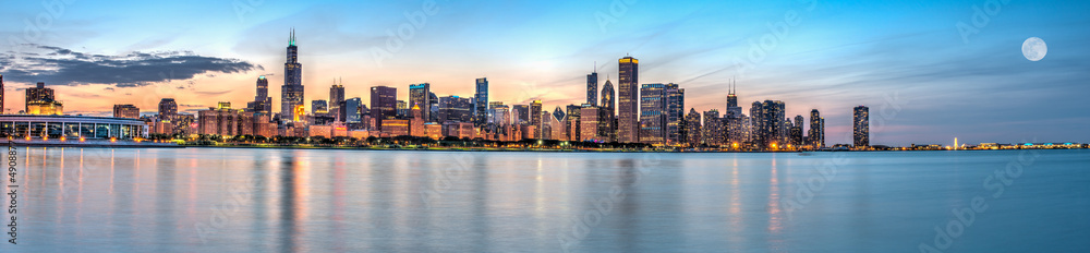Obraz premium Panoramic view of the Chicago skyline at dusk in Chicago, USA