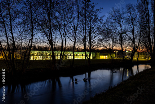 grütbach kirchberg mit sporthalle und enten in der nacht photo