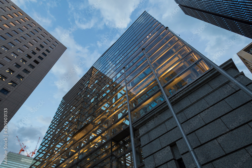 Fototapeta premium 都会風景 高層ビル 超高層ビル オフィスビル 近未来イメージ ビジネス 