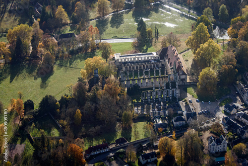 vue aérienne des ruines de l'abbaye de Longpont dans l'Aisne en France photo