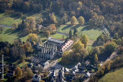 vue aérienne des ruines de l'abbaye de Longpont dans l'Aisne en France photo