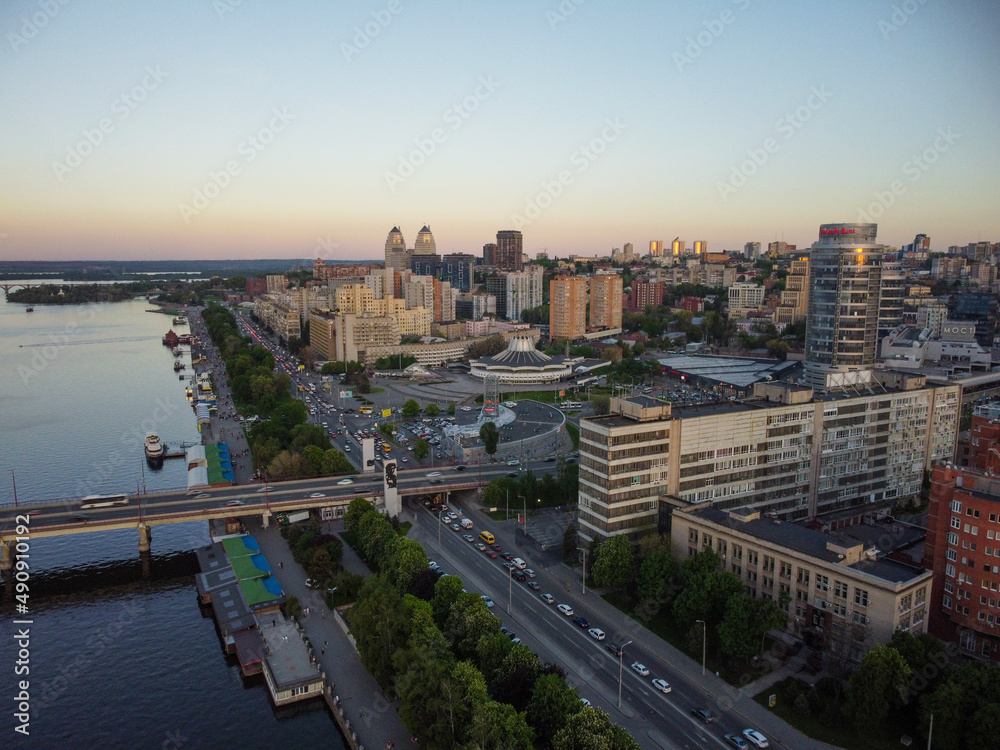 Obraz premium Dnipro, Ukraine.Sunset view on the Dnieper river.