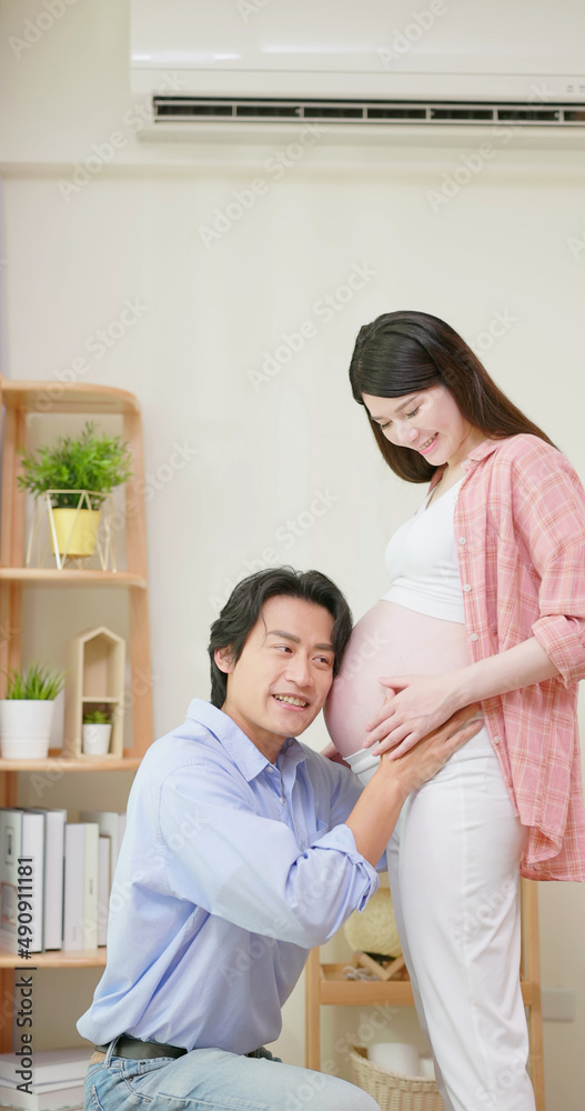 Obraz premium asian pregnant couple feel love