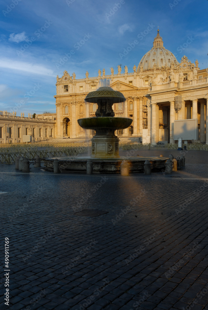 Obraz premium Vatican, Rome, Italy - June 2000: View of St. Peter's Square