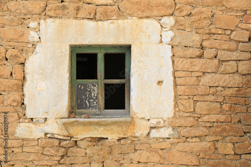 ventana de madera vieja verde sin cristales en una pared de piedra pueblo rural 4M0A3249-as22 © txakel
