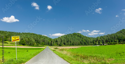 Landstraße in der Fränkischen Schweiz