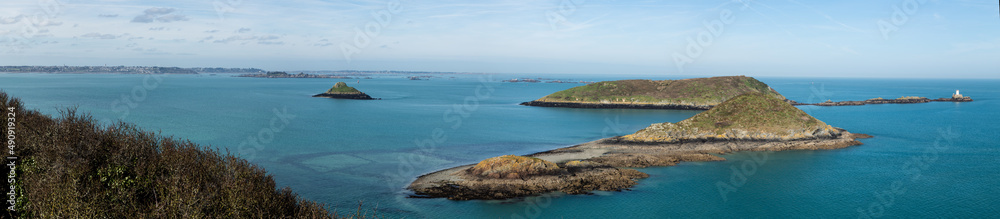 Large panorama d'une baie avec de nombreuses îles et îlots ainsi qu'un phare. Depuis la pointe de Plouézec, Bretagne Nord Large panorama d'une baie avec de nombreuses îles et îlots ainsi qu'un phare. Depuis la pointe de Plouézec, Bretagne Nord