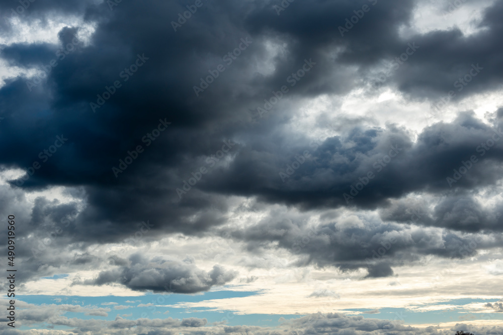 Cielo lleno de nubes un día de invierno Cielo lleno de nubes un día de invierno