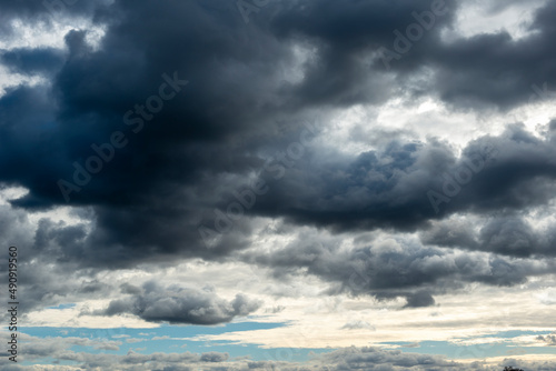 Cielo lleno de nubes un día de invierno