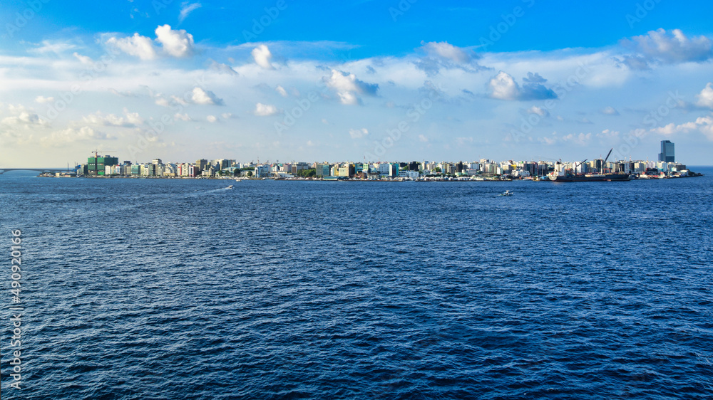 Blick auf die Hauptstadt der Malediven Male vom Meer aus
