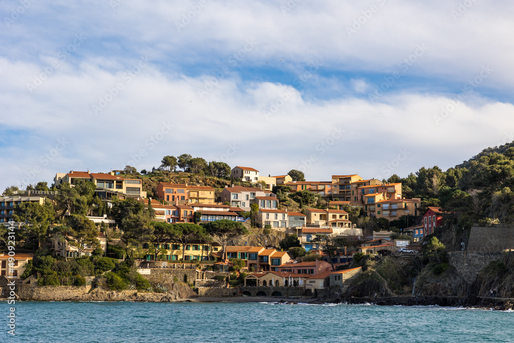 Vue sur les villas autour de l’Ansa de la Baleta à Collioure (Occitanie, France)