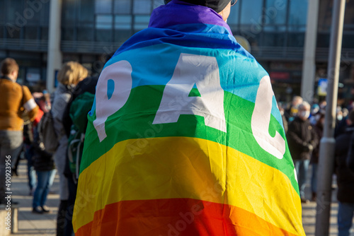 Fotografia Mann mit Friedensflagge (PACE) auf einer Friedensdemo in Deutschland gegen den K