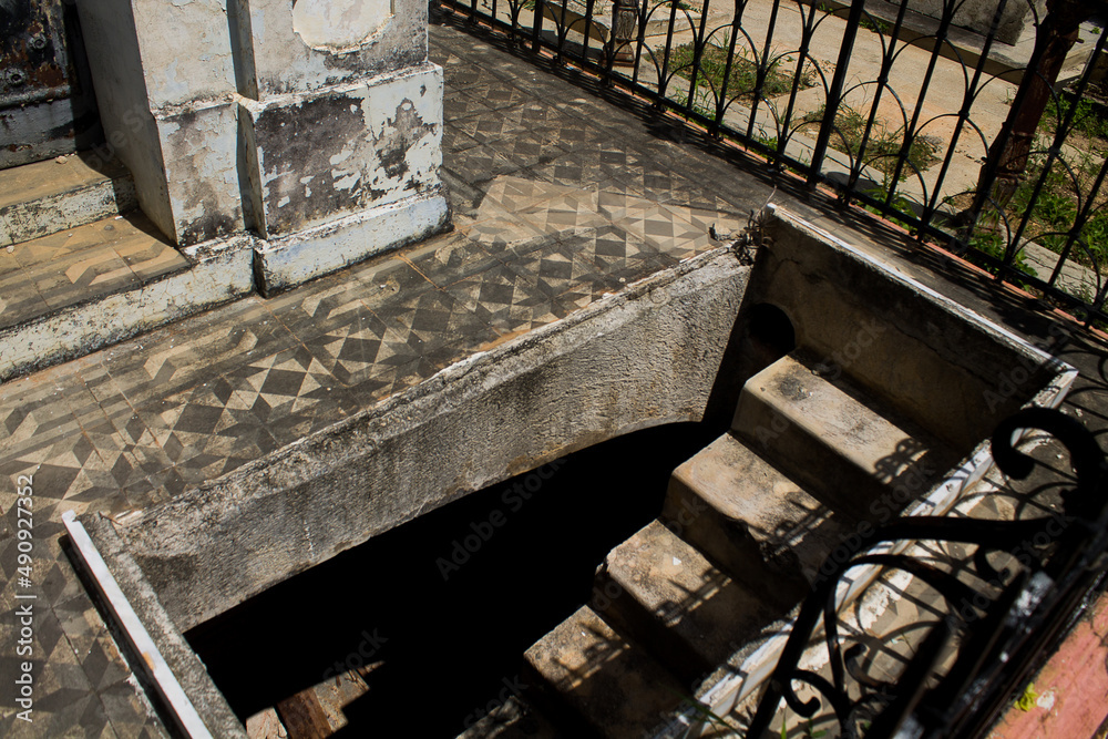 Obraz premium Ancient stairs of a pantheon in the General Cemetery of southern Caracas, Venezuela
