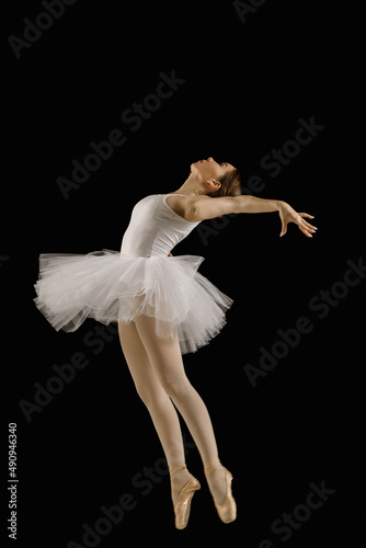 Fototapeta Naklejka Na Ścianę i Meble -  girl-dancer in a jump on a black background