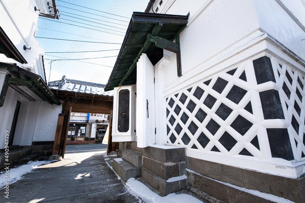 Fototapeta premium 日本のの明治村宮城登米町街中で風花の土蔵と土蔵造商家