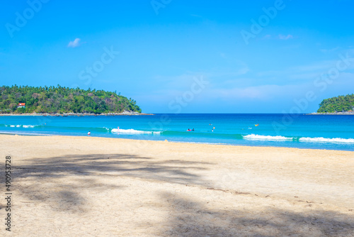 Fototapeta Naklejka Na Ścianę i Meble -  Beautiful sandy beach in Thailand with white sand and blue water, tropical vegetation. Travel and tourism