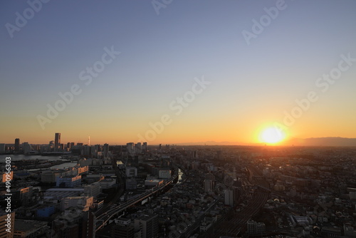 新子安から見た横浜みなとみらい21と富士山と夕日 © ziggy