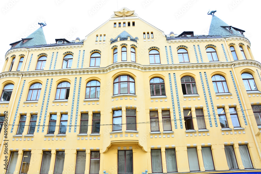 Obraz premium Fragment, detail of Cat House in Old Town of Riga, Latvia; sculpture of cat on roof