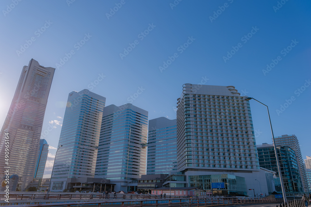 神奈川県横浜市西区みなとみらいの夕方の都市景観