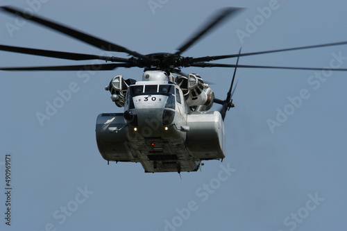 海上自衛隊掃海輸送ヘリコプター・MH-53E -Front view of military minesweep helicopter MH-53E-