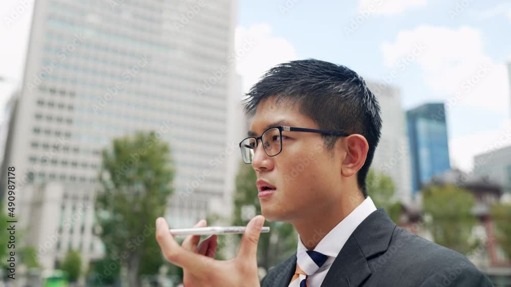 街中でスピーカー通話する男性