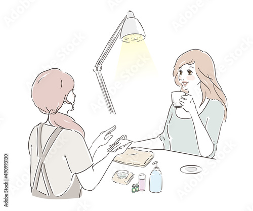 ネイルサロンで施術を受けるかわいい女性　マッサージ