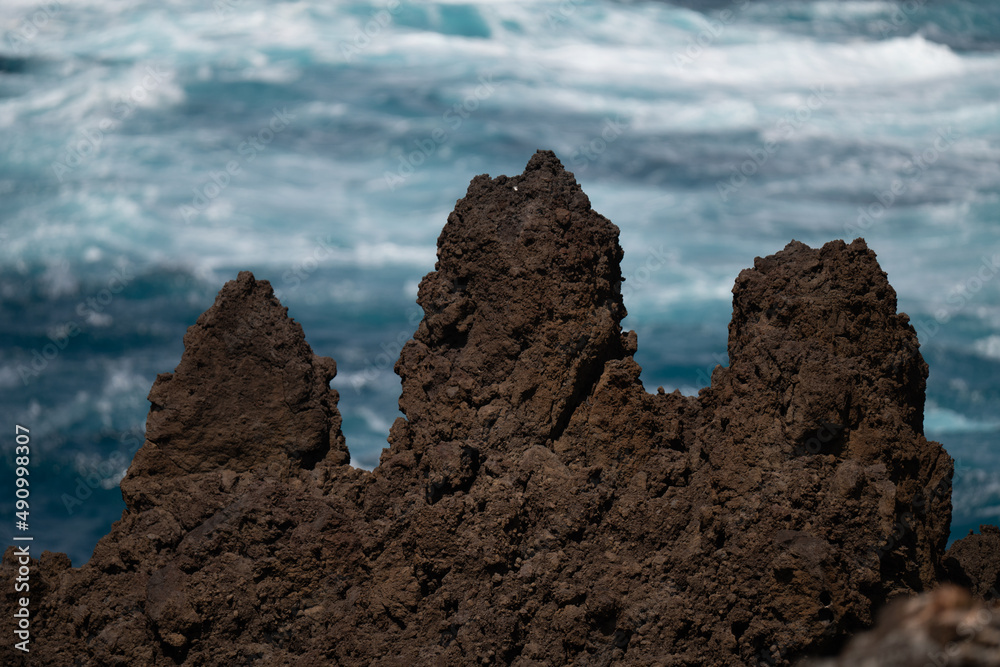 Fototapeta premium Wellen Lava Porto Moniz. Madeira Portugal