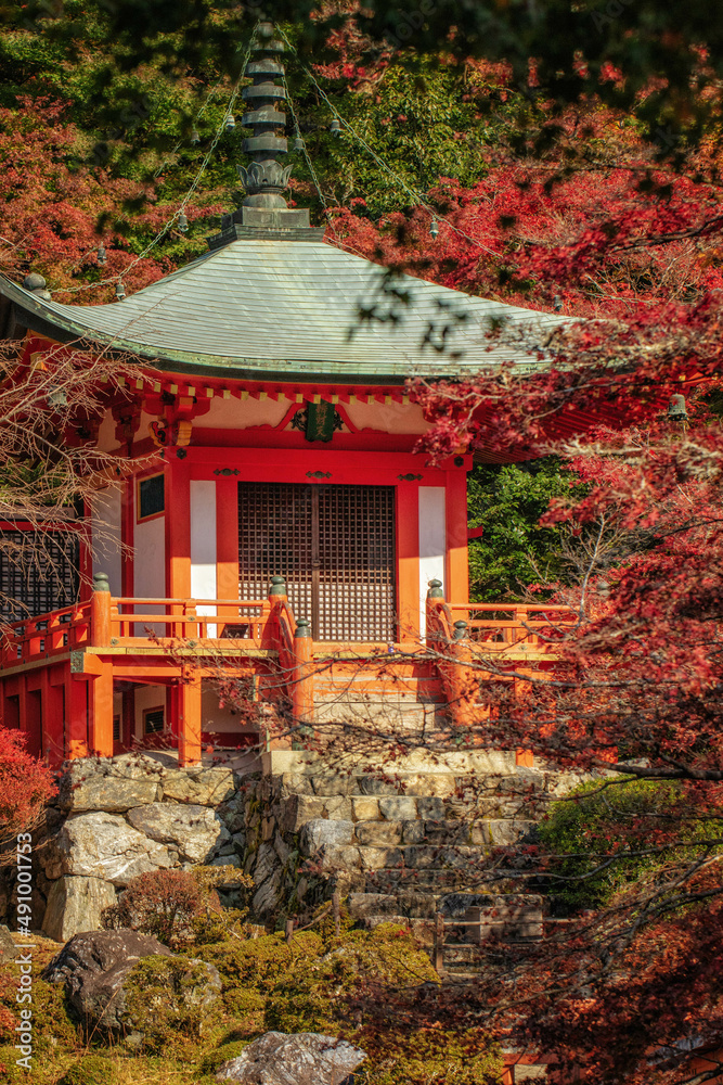 秋の京都、醍醐寺の弁天堂