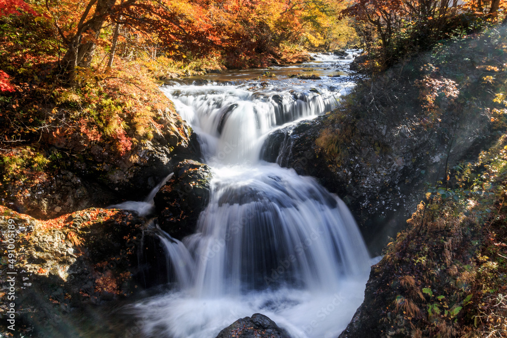 北海道伊達市、紅葉の三階滝【10月】