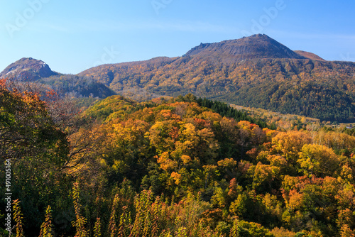 北海道壮瞥町、壮瞥公園から眺めた秋の有珠山と昭和新山【10月】