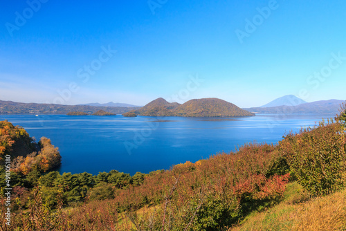 北海道壮瞥町、壮瞥公園から眺めた秋の洞爺湖と羊蹄山【10月】